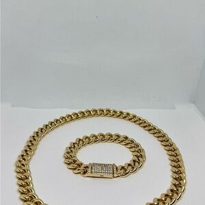Luxurious Gold Necklace and Bracelet Set